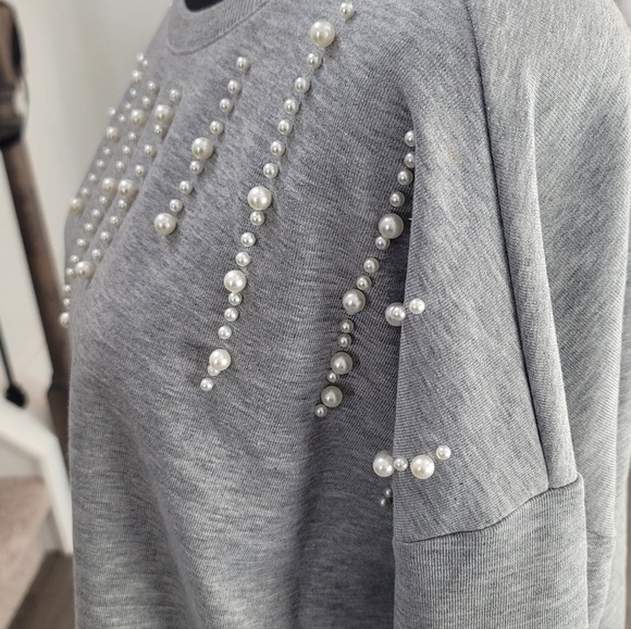Franchesca's Cropped Sweatshirt Pearl-Embellished Grey- Small NWT - Picture 2 of 8